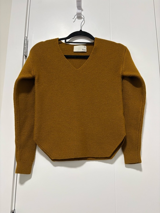 Wilfred Sweaters - Wilfred Free Merino Wool V-Neck Sweater in Mustard Brown